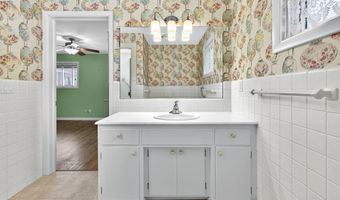 1040 E MOORPARK Ave, Appleton, WI 54911