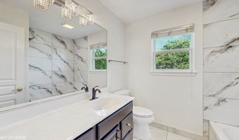 8 GEORGETOWN Ct, Algonquin, IL 60102