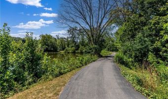 7 Hummingbird Ln, Amherst, NY 14228