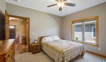 604 Ash Creek Dr, Beresford, SD 57004
