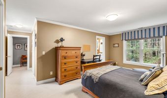 17 Canterbury Ln, Bedford, NH 03110