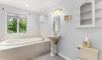 4 Crestwood Dr, Blackstone, MA 01504