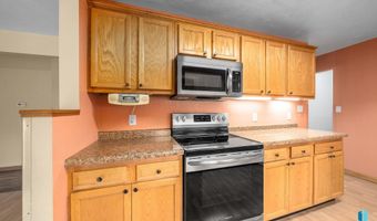 313 S 6th Ave, Brandon, SD 57005
