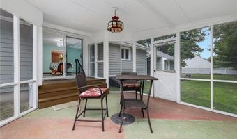 3 Grassy Plain Rd, Barrington, RI 02806
