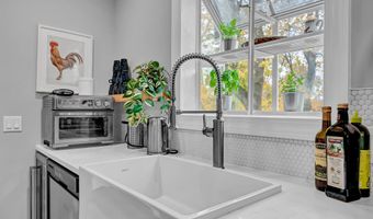 8 Lakeview Rd, Brookfield, CT 06804