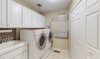 563 E Acadia Pt, Aurora, OH 44202