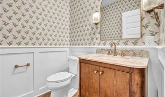 690 Club Dr W, Aurora, OH 44202