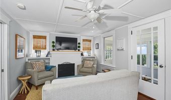 18 Lakeview Dr, Narragansett, RI 02882
