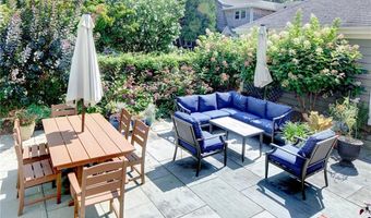 27 Cranston Ave, Newport, RI 02840