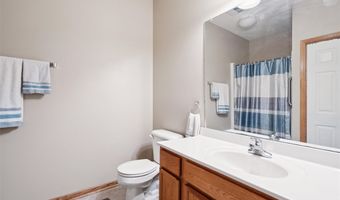 909 7th Ave SE 6, Altoona, IA 50009