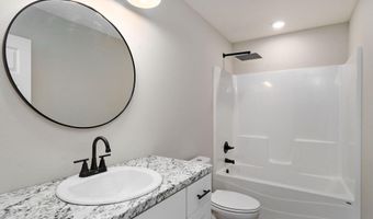 21 E Cofield St, Aurora, MO 65605