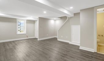 2935 LANDOVER St, Alexandria, VA 22305