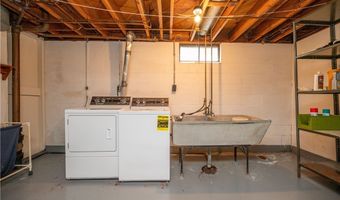 1774 Laurie Dr, Austintown, OH 44511