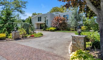 10 Macy Dr, Hewlett Bay Park, NY 11557