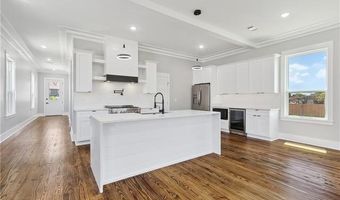 900 PERRIN Dr, Arabi, LA 70032