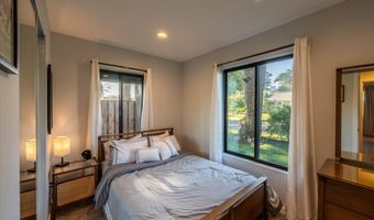 390 4TH St SW, Bandon, OR 97411