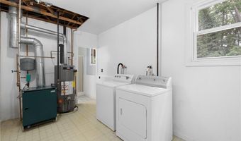 40 ROCKCREST Dr, Cranston, RI 02920