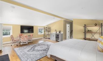 3 Oak St, Middletown, RI 02842