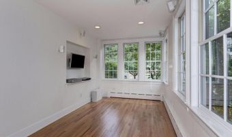 4706 32ND St N, Arlington, VA 22207