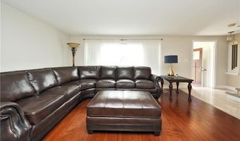 211 Bentham Pkwy E, Amherst, NY 14226