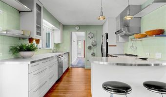 172 Eustis Ave, Newport, RI 02840