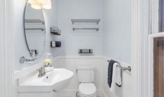17 Everett St, Newport, RI 02840