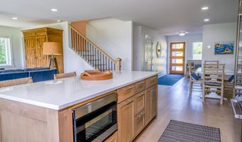 8 Shipmasters Cove Rd, Belfast, ME 04915