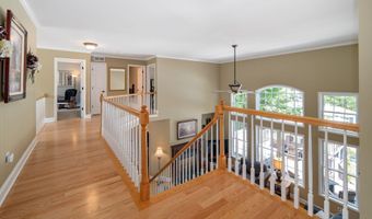 35 Shinnecock Hills Dr, Albany, NY 12205
