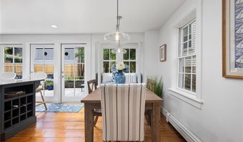 5 Tews Ct, Newport, RI 02840