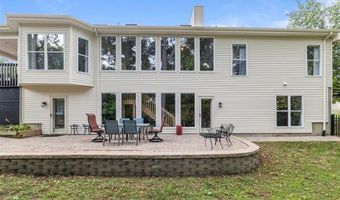 915 Timber Glen Ln, Ballwin, MO 63021