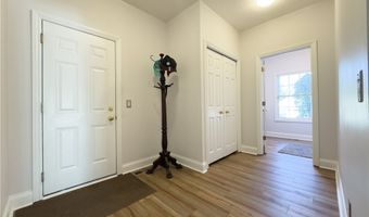 25 Pine Villa Trl, Aurora, OH 44202