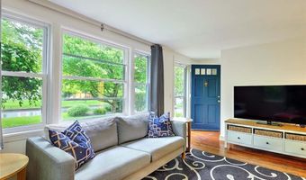 9 Roberta Dr, Barrington, RI 02806