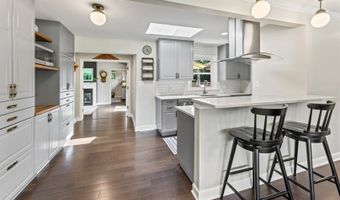90 E White Oak St, Arlington Heights, IL 60005