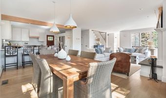 72 Summerfield Ln, Middletown, RI 02842