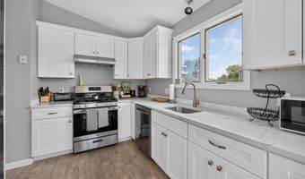 8 SOUTHWEST Rd, Narragansett, RI 02882