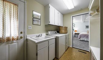 1000 Ivy Ln, Ashland, OR 97520