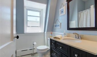 36 Dixon St, Newport, RI 02840
