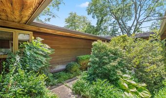 16 Meadowbrook Country Club Est, Ballwin, MO 63011