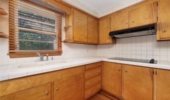 83 FESSENDEN St, Warwick, RI 02886