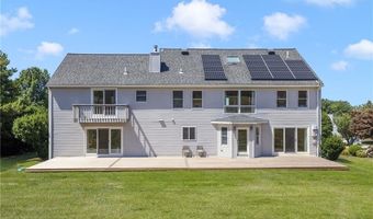18 JH Dwyer Dr, Middletown, RI 02842