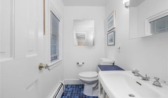 44 Bliss Mine Rd 10, Middletown, RI 02842