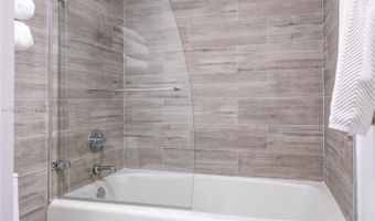 20505 E Country Club Dr 143, Aventura, FL 33180