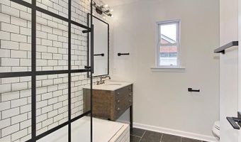 2501 CREST St, Alexandria, VA 22302