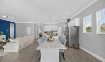 7322 PARADISO Dr, Apollo Beach, FL 33572