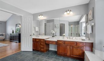 821 Heatherhaven Dr, Ballwin, MO 63011
