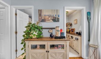 21 Lakeview Dr, Branford, CT 06405