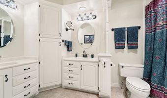 2213 SUNRISE Dr, Appleton, WI 54914