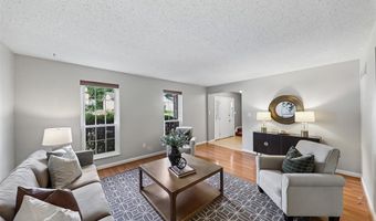 800 Eaglebrooke Dr, Ballwin, MO 63021