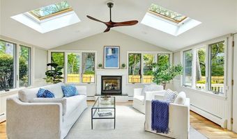 18 Chantilly Dr, Barrington, RI 02806
