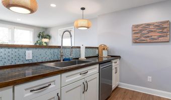 28 Palm Beach Ave, Narragansett, RI 02882